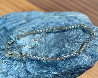 This lot features a 14k gold bracelet that measures 7” and has a total approx. weight of 6.24 grams.
