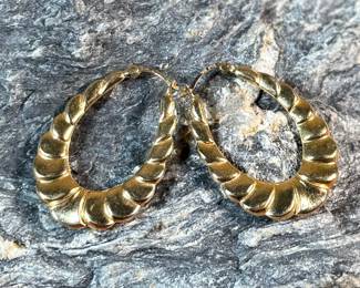 This lot features a pair of 14k gold earrings with a total approx. weight of 3.0 grams.
