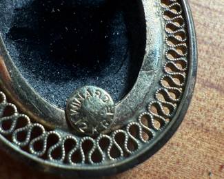 This lot features a set of 12k gold-fill earrings & a brooch, manufactured by Winard Jewelry Company. Winard Jewelry Co. was one of a few premier costume & fine jewelry establishments in mid-century America, well-known for their fine, gold-filled jewelry in the ’40s and ’50s.
