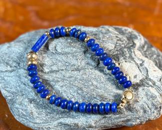 This lot features a stunning necklace & bracelet set, made with 14k gold and lapis. The necklace measures 24” and the bracelet 7”. Total approx. weight of 30.00 grams.
