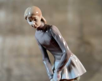 "Lady Golfer", a vintage retired Lladro porcelain figurine, model number 4851. This sculpture is in excellent condition and measures, 11” H x 4” W x 5” D.
