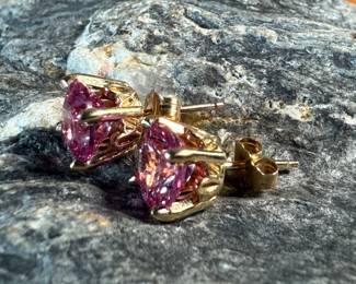 This lot features a pair of stunning 14k gold earrings with lab grown pink sapphires. Total approx. weight of 2.15 grams.
