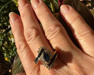 $750 - 14kt yellow gold diam / sapphires ring -5.95gr - size 8 1/2