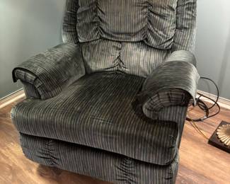 (2) matching Green fabric Recliners
$ 180.00 each. 36”w 34”d 38”t