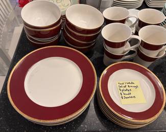 Holiday 09 (32)pcs 8 dinner 8 salad 8 bowls 8 mugs. $ 150.00 set