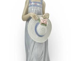 Lladro Porcelain “Muchacha Pamela en Cadera"
