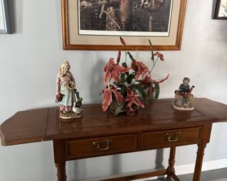 detail of the sofa table with end drop leaves 