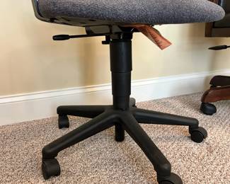 W59 - $10 Basic Rolling Office Chair. 