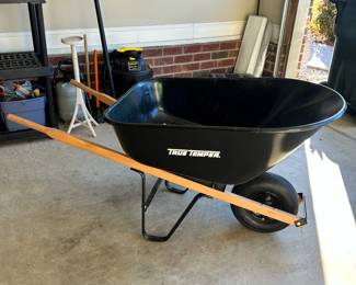 W93 - $60. True Temper Wheelbarrow - No rust. Garage kept / gently used. Regular air tire (not solid rubber)