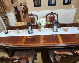 Enjoy hosting company with this impressive dinning set!