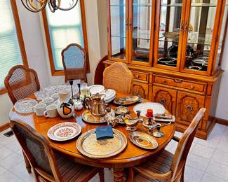Beautiful Thomasville dining table, 6 chairs, and china cabinet