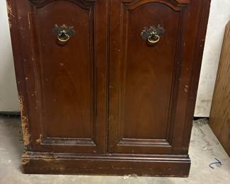 Vintage phonograph/radio cabinet