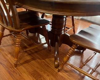 Kitchen table with leaf and 6 chairs