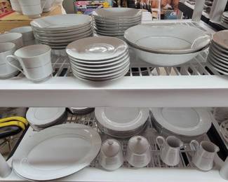 Crown Ming Fine China The Regent Collection
88 Pieces Total 
16 Tea Cups 
16 Saucers 
16 Soup Bowls 
16 Salad Plates 
16 Dinner Plates 
2 Creamers 
2 Sugar Bowls 
2 Large serving platters 
2 Vegetable Bowls
