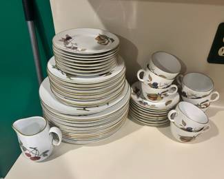 Royal Worcester Evesham China Set
Overall good condition, some gold trim fading
Please bring boxes and wrapping