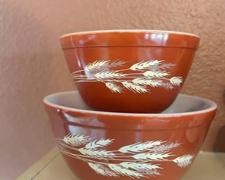 Vintage Pyrex Autumn Harvest Mixing Bowl Set
Great condition! 
Small bowl measures: 
5 1/2” across x 3” tall
Larger bowl measures:
7 1/4” across x 3 3/4” tall