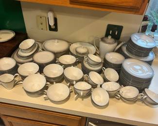 Vintage Rosenthal Bettina Porcelain China Set
Excellent condition! 
No chips or cracks.
Please bring boxes and wrapping