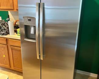 GE Stainless French Door Refrigerator 
Like new! Excellent working condition.
Ice & water work. 
Comes with an extra filter.
3’ across x 31” deep x 70 1/4” tall
Must be able to move and load yourself