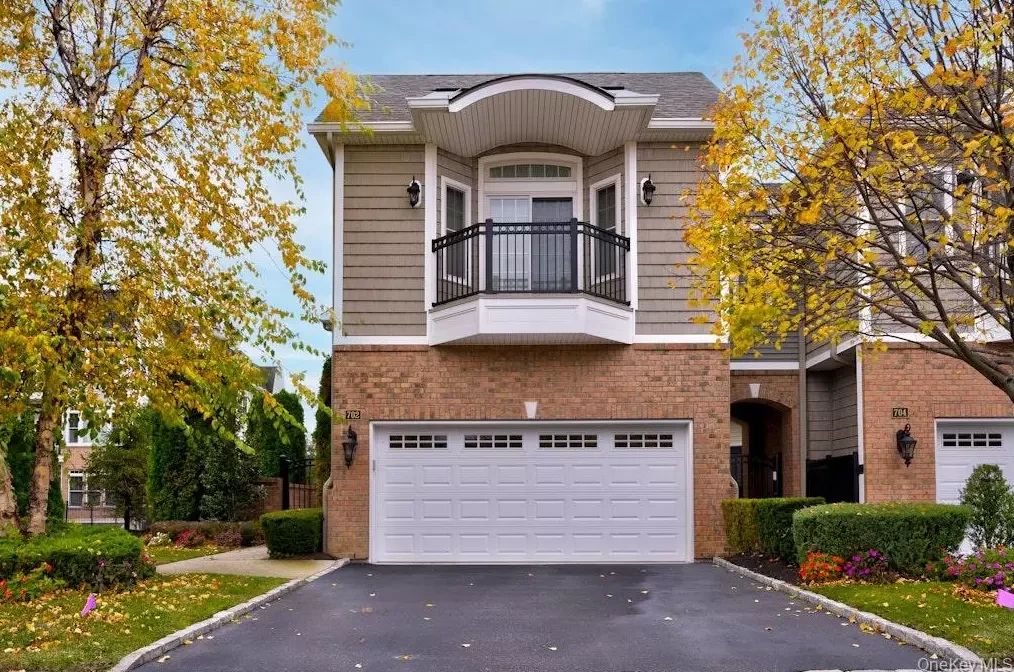 ESQUISITE MEADOWBROOK POINT ESTATE HOME