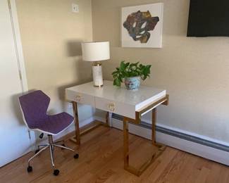 The Two-Draws Do Pull Out / Rolling Chair and Marble Lamp