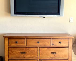 Dresser, Panasonic TV