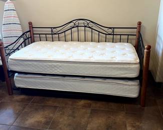 Daybed w/Twin Trundle