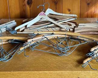 SA168Vintage Wooden Hangers