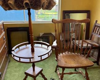 SA173Vintage End Table, Lamp, And Chair