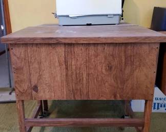 SA178VVintage Singer Sewing Machine And Desks