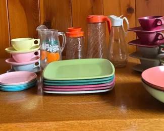 SA155Retro Pitchers And Plastic Dishes 