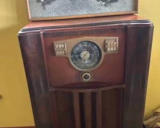 SA111Vintage Zenith Floor Radio And Picture
