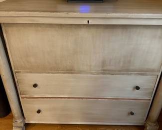 Cedar chest with 2 bottom drawers 