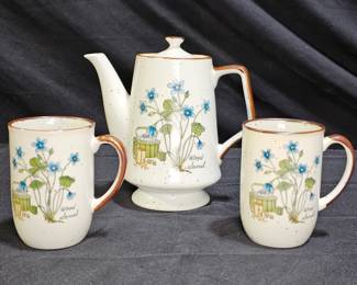 MCM "Wood Sorel" Coffee Pot with 2 Matching Mugs