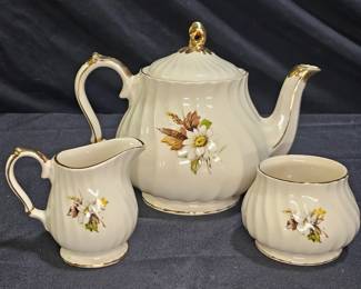 Vtg Sader Daisy Tea Pot, Creamer, & Sugar Bowl