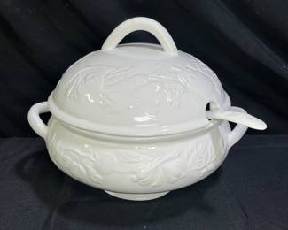 White Gathering Italian Soup Tureen with Lid