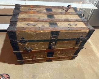 Large steamer trunk with divider!