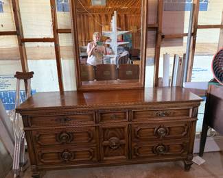 Thomasville dresser with matching side table.
175.00