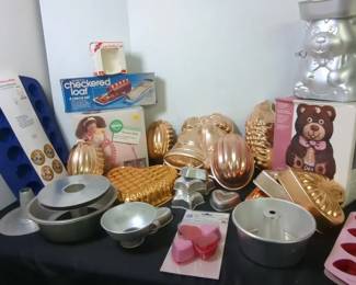 Cake Pans And Baking Accessories