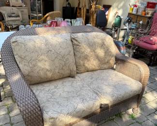 Patio love seat w/cushions