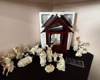 15 Piece Lenox Nativity Set - pristine condition. 
