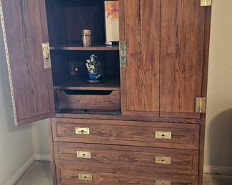 Gentlemen's chest with lots of storage