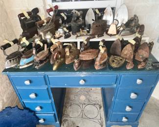 ANTIQUE & VINTAGE IRONS COLLECTION !