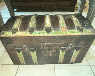 ANTIQUE TRUNK