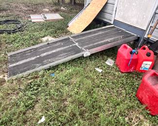 FOLDING RAMP
