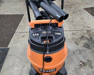 RIGID nearly new rolling shop vac with handle & accessories