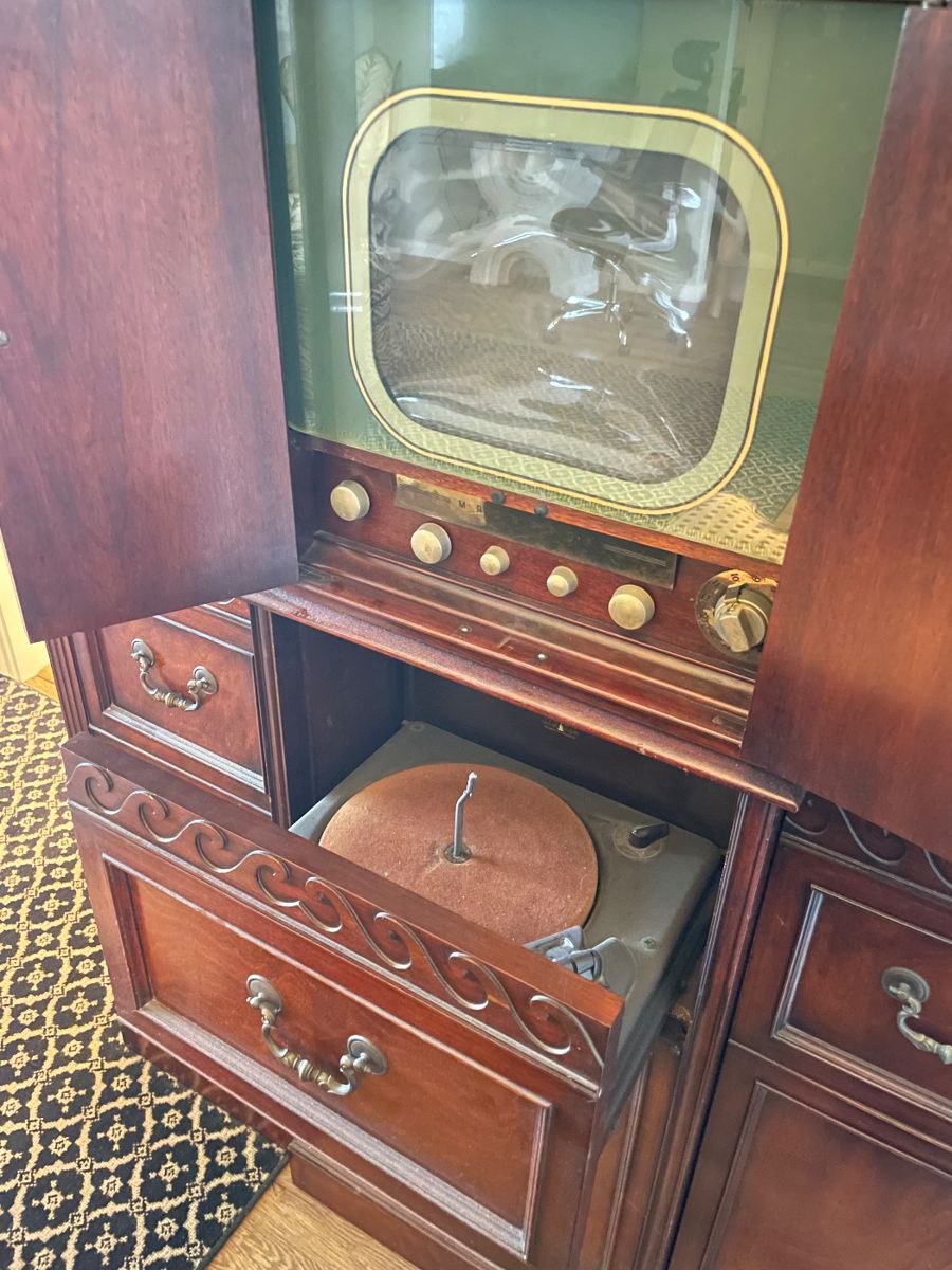 Vintage Magnavox Imperial Windsor television and stereo console - Wood is in Great Condition. 