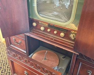 Vintage Magnavox Imperial Windsor television and stereo console - Wood is in Great Condition. 