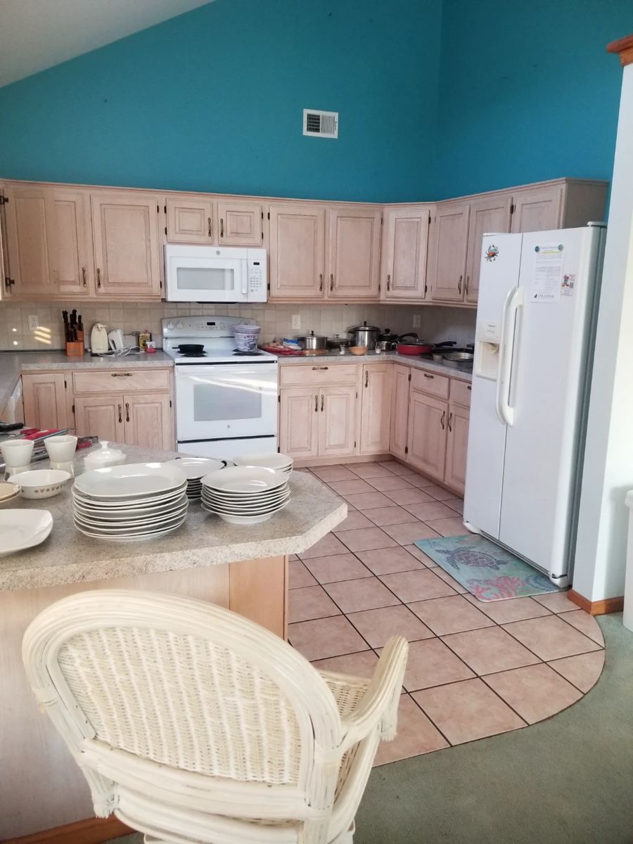 U-shaped kitchen with peninsula - lots of upper & lower cabinets