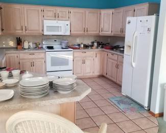 U-shaped kitchen with peninsula - lots of upper & lower cabinets