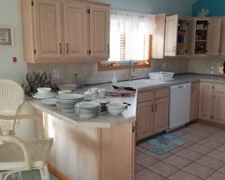 Kitchen cabinets: peninsula